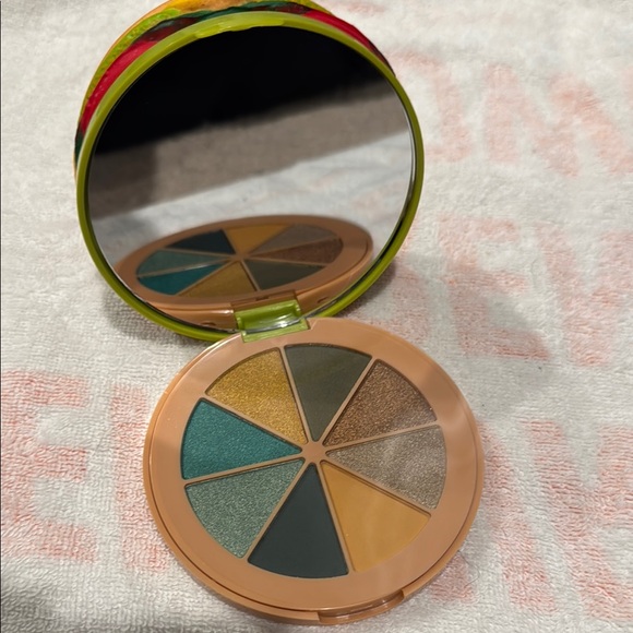 Revolution Vegan Stack Tasty Burger Palette - Picture 2 of 6